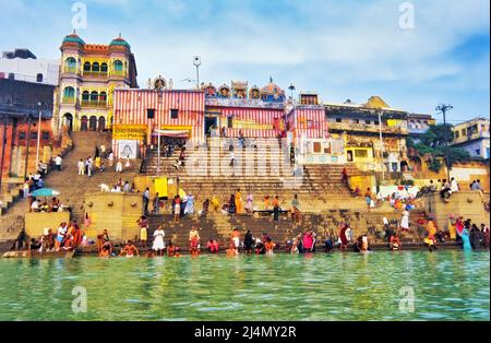 Pellegrini indù che fanno il bagno nel fiume Ganges, Varanasi, Uttar Pradesh, India Foto Stock