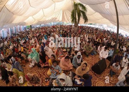 Lahore, Punjab, Pakistan. 15th Apr 2022. I devoti cristiani pakistani partecipano ad una messa di preghiera in una Chiesa alla vigilia del Venerdì Santo a Lahore. I credenti cristiani di tutto il mondo segnano la settimana Santa di Pasqua in celebrazione della crocifissione e della risurrezione di Gesù Cristo. (Credit Image: © Rana Sajid Hussain/Pacific Press via ZUMA Press Wire) Foto Stock