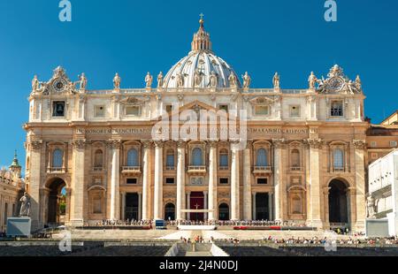 Basilica di San Pietro in Vaticano, Roma, Italia, Europa. La Cattedrale di San Pietro è un famoso punto di riferimento di Roma. Vista frontale della chiesa cattolica. Concetto di Vaticano Foto Stock