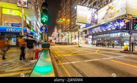 Hong Kong - 13 dicembre 2010: Illuminato Nathan Road nella città di Hong Kong di notte Foto Stock