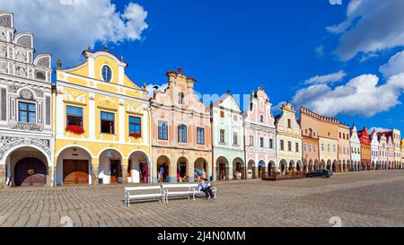 Telc, Czechia - 10 ottobre 2009: Colorate case rinascimentali sulla piazza principale di Telc Foto Stock