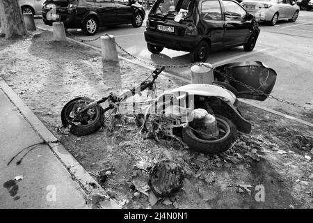 Parigi, Francia - 14 settembre 2011: Scooter bruciato al parcheggio. Fotografia in bianco e nero Foto Stock