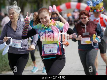 Vancouver, Canada. 16th Apr 2022. La gente partecipa al Big Easter Run di Vancouver, British Columbia, Canada, il 16 aprile 2022. Credit: Liang Sen/Xinhua/Alamy Live News Foto Stock