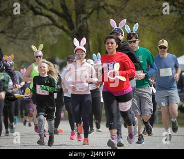 Vancouver, Canada. 16th Apr 2022. La gente partecipa al Big Easter Run di Vancouver, British Columbia, Canada, il 16 aprile 2022. Credit: Liang Sen/Xinhua/Alamy Live News Foto Stock