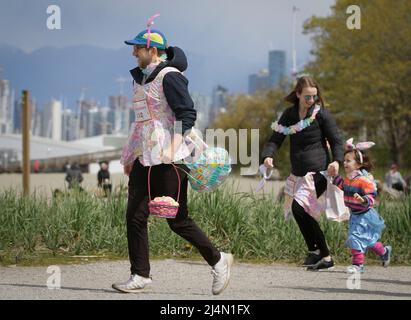 Vancouver, Canada. 16th Apr 2022. La gente partecipa al Big Easter Run di Vancouver, British Columbia, Canada, il 16 aprile 2022. Credit: Liang Sen/Xinhua/Alamy Live News Foto Stock