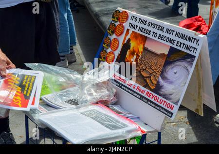 New York, Stati Uniti. 16th Apr 2022. Cartello per la giustizia climatica al Washington Square Park, New York City il 16 aprile 2022. (Foto di Ryan Rahman/Pacific Press) Credit: Pacific Press Media Production Corp./Alamy Live News Foto Stock