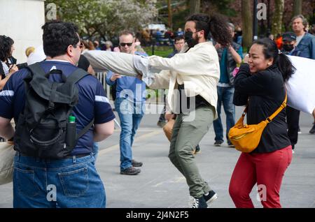 New York, Stati Uniti. 16th Apr 2022. La gente sta godendo la lotta annuale del cuscino al Washington Square Park a New York City il 16 aprile 2022. (Foto di Ryan Rahman/Pacific Press) Credit: Pacific Press Media Production Corp./Alamy Live News Foto Stock