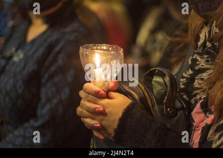 Buenos Aires, Argentina. 15th Apr 2022. Un fedele che tiene una candela durante la Via Crucis della Città. (Credit Image: © Esteban Osorio/Pacific Press via ZUMA Press Wire) Foto Stock