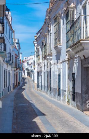 Strada bianca nel centro storico della città spagnola Jerez de los Caballeros Foto Stock