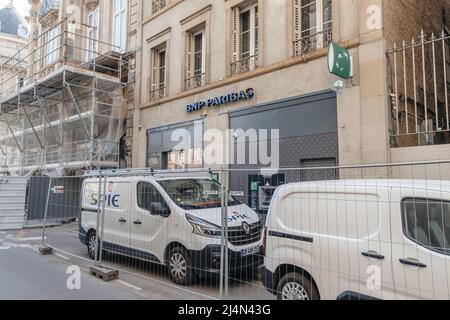 Strasburgo; Francia - Apr 11; 2022: Ristrutturazione della filiale di BNP paribas banking - furgoni lavoratori parcheggiati di fronte Foto Stock