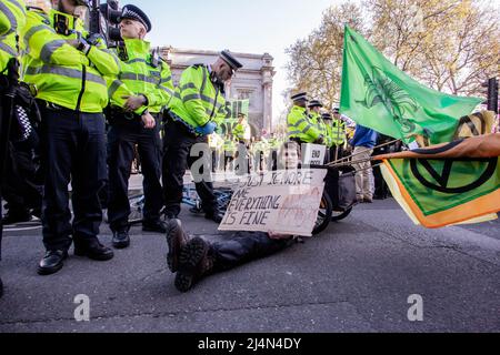 Londra, Inghilterra, Regno Unito. 16th Apr 2022. A Londra, è l'ottantesimo giorno della ribellione di aprile, lanciata dal movimento di disobbedienza civile ambientale nonviolento Extinction Rebellion. Credit: ZUMA Press, Inc./Alamy Live News Foto Stock