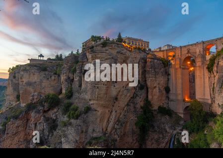 Vista al tramonto del ponte Puente nuevo nella città spagnola di Ronda Foto Stock