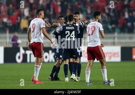 Algeri. 17th Apr 2022. I giocatori di Wydad Casablanca festeggiano dopo la partita di calcio della CAF Champions League 2022 Quarter Final LEG ONE tra CR Belouizdad e Wydad Casablanca al 5th luglio Stadium di Algeri, Algeria, 16 aprile 2022. Credit: Xinhua/Alamy Live News Foto Stock