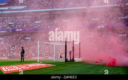 Londra, Regno Unito. 17th Apr 2022. Alisson Becker, portiere di Liverpool, è stato visto durante la partita semifinale della fa Cup tra Manchester City e Liverpool a Londra, in Gran Bretagna, il 16 aprile 2022. Liverpool ha vinto 3-2 e ha fatto un'avanzata alla finale. Credit: Xinhua/Alamy Live News Foto Stock