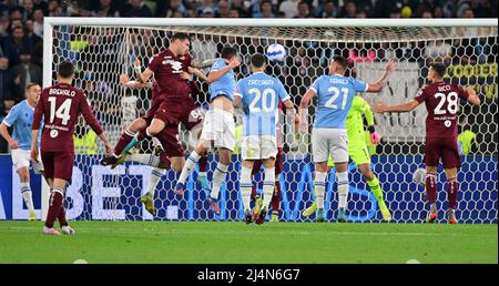 Roma, Italia. 16th Apr 2022. Pietro Pellegri di Torino (top) segna il suo traguardo durante una partita di calcio a Roma, 16 aprile 2022, tra Lazio e Torino. Credit: Alberto Lingria/Xinhua/Alamy Live News Foto Stock