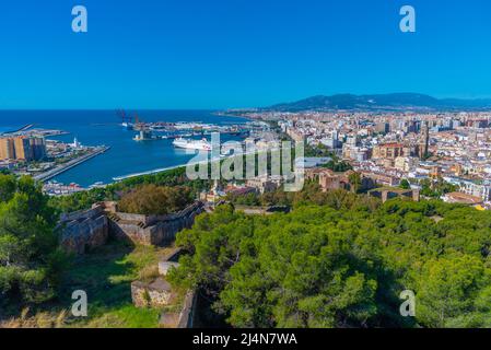 vista aerea di malaga dal castello di gibralfaro compreso il porto di malaga, il castello di alcazaba e la cattedrale di malaga durante il tramonto Foto Stock
