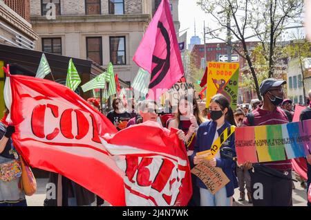 New York, New York, Stati Uniti. 16th Apr 2022. Gli attivisti della ribellione di estinzione si sono riuniti a Washington Square Park e hanno marciato a Madison Square Park a New York City per richiedere la giustizia climatica il 16 aprile 2022. (Credit Image: © Ryan Rahman/Pacific Press via ZUMA Press Wire) Foto Stock