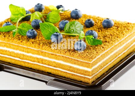 Torta al miele con bacche da vicino. Torta al miele con mirtilli e menta. Foto Stock