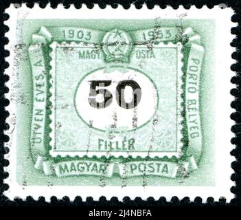 UNGHERIA - CIRCA 1953: Un francobollo stampato in Ungheria, è raffigurato porto-mark, uno scudo, valore facciale 50 filler, circa 1953 Foto Stock