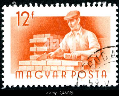 UNGHERIA - CIRCA 1955: Un francobollo stampato in Ungheria, raffigurato Bricklayer, circa 1955 Foto Stock