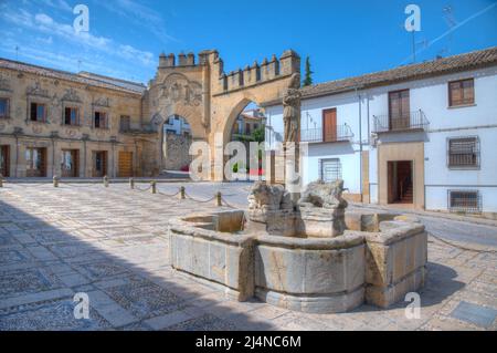 Porta Jaen e arco Villalar nella città spagnola di Baeza Foto Stock