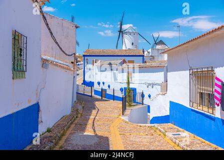 Strada bianca con mulini a vento a campo de Criptana in Spagna Foto Stock