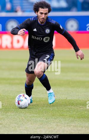 Montreal, Quebec. 16th Apr 2022. IL centrocampista DI CF Montreal Ahmed Hamdi (7) corre con la palla durante la partita MLS tra i Vancouver Whitecaps e CF Montreal che si tiene allo Stadio saputo di Montreal, Quebec. Daniel Lea/CSM/Alamy Live News Foto Stock