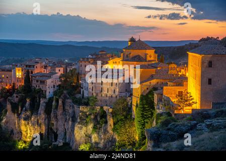 Vista al tramonto delle case pensili - Casas Colgadas a Cuenca città spagnola Foto Stock