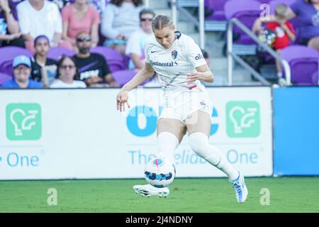 Orlando, Florida, USA, 16 aprile 2022, Il difensore del coraggio del North Carolina Merritt Mathias #11 fa un passo verso il traguardo durante il primo tempo all'Explororia Stadium. (Photo Credit: Marty Jean-Louis) Credit: Marty Jean-Louis/Alamy Live News Foto Stock