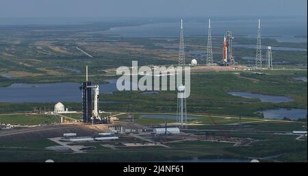 SpaceXs Axiom-1 è in primo piano su Launch Pad 39A con NASAs Artemis i in background su Launch Pad 39B il 6 aprile 2022. Questa è la prima volta che due tipi completamente diversi di razzi e navicelle progettate per trasportare gli esseri umani sono sui pattini della sorella allo stesso timebut esso wont essere l'ultimo come NASAs Kennedy Space Center in Florida continua a crescere come un multi-utente spaceport per lanciare sia governo che razzi commerciali. Axiom-1 al pad 39A e Artemis i al pad 39B. Credito obbligatorio: Jamie Peer/NASA tramite CNP Foto Stock