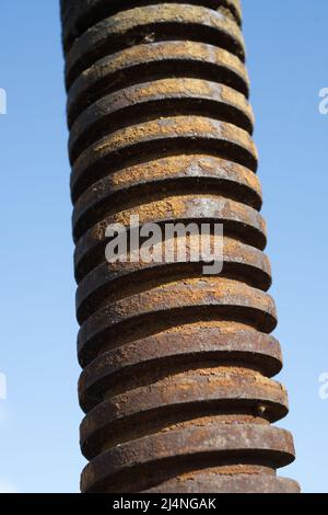 Vecchio, arrugginito, tubo di ferro filettato Foto Stock