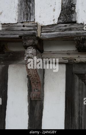 Esterno di una vecchia casa in legno delapidata incorniciata Foto Stock