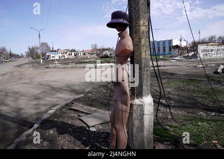 Un manichino è collegato ad un lampione nella città liberata dagli invasori russi, dai trostianets, dalla regione di Sumy, dall'Ucraina nord-orientale, aprile 15, 2022. Foto di Anna Voitenko/Ukrinform/ABACAPRESS.COM Foto Stock