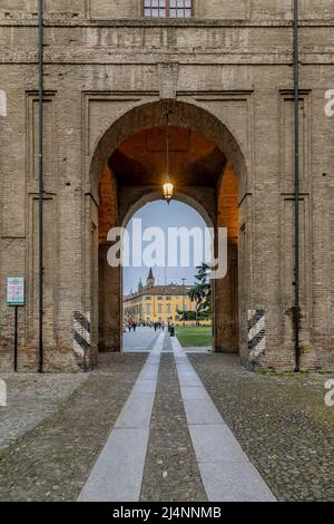 Il centro di Parma, Italia, incorniciato da un arco dell'antico Palazzo della Pilotta Foto Stock