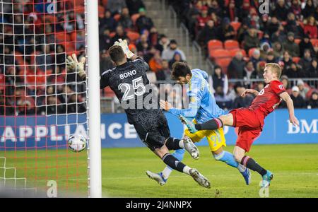 Toronto, Canada. 16th Apr 2022. Julian Carranza (C) della Philadelphia Union spara per segnare un gol durante la partita di calcio della Major League 2022 (MLS) tra Toronto FC e Philadelphia Union al BMO Field di Toronto, Canada, il 16 aprile 2022. Credit: Zou Zheng/Xinhua/Alamy Live News Foto Stock