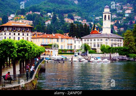 Il villaggio di Cernobbio sulle rive del lago di Como in Italia settentrionale Foto Stock