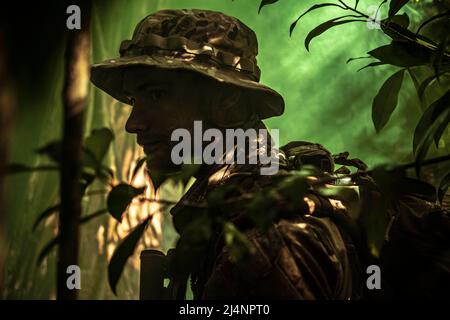 Wahiawa, Hawaii, USA. 31st Mar 2022. U.S. Air Force staff Sgt. Evan Orth, 38th Rescue Squadron Blue Team pararescueman, conduce l'addestramento di inseguimento nella giungla di Wahiawa, Hawaii, 31 marzo 2022. Blue Team ha utilizzato fucili con munizioni bianche e granate di fumo per difendersi e nascondersi da potenziali minacce nella giungla. Il RQS del 38th si è allenato nella guerra nella giungla per adattare tattiche, tecniche e procedure di salvataggio del personale per la regione Indo-Pacific. Credit: U.S. Air Force/ZUMA Press Wire Service/ZUMAPRESS.com/Alamy Live News Foto Stock