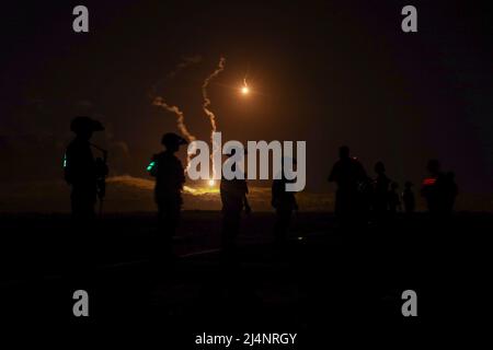 Camp Pendleton, California, Stati Uniti. 5th Apr 2022. Marines USA con 1st Air Naval Gunfire Liaison Company, i Marine Expeditionary Force Information Group, stand on line preparandosi a condurre la tabella 3B corso di campo di fuoco durante ANGLICO Basic Course 1-22 al Marine Corps base Camp Pendleton, California, 5 aprile 2022. Questa formazione di base migliora le capacità di ANGLICO Marines di pianificare ed eseguire missioni di collegamento a sostegno di operazioni congiunte, interagency, intergovernative e multinazionali. Credit: U.S. Marines/ZUMA Press Wire Service/ZUMAPRESS.com/Alamy Live News Foto Stock