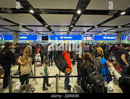 Londra, Regno Unito. 16th Apr 2022. Lunghe code, in quanto i passeggeri che ritornano nel Regno Unito attendono al controllo di frontiera al Terminal 2 dell'aeroporto di Heathrow la sera di sabato 17 aprile 2022. I villeggianti hanno goduto del primo fine settimana di Pasqua libero di Covid-restrizione in tre anni. Photo credit: Ben Cawthra/Sipa USA **NO UK SALES** Credit: Sipa USA/Alamy Live News Foto Stock