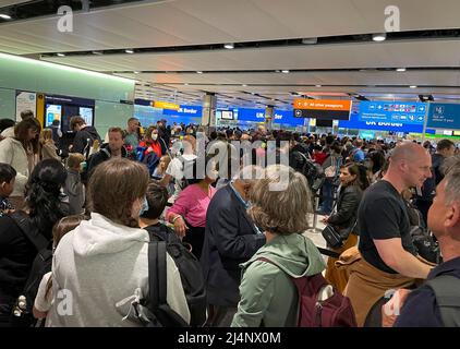 Londra, Regno Unito. 16th Apr 2022. Lunghe code, in quanto i passeggeri che ritornano nel Regno Unito attendono al controllo di frontiera al Terminal 2 dell'aeroporto di Heathrow la sera di sabato 17 aprile 2022. I villeggianti hanno goduto del primo fine settimana di Pasqua libero di Covid-restrizione in tre anni. Photo credit: Ben Cawthra/Sipa USA **NO UK SALES** Credit: Sipa USA/Alamy Live News Foto Stock