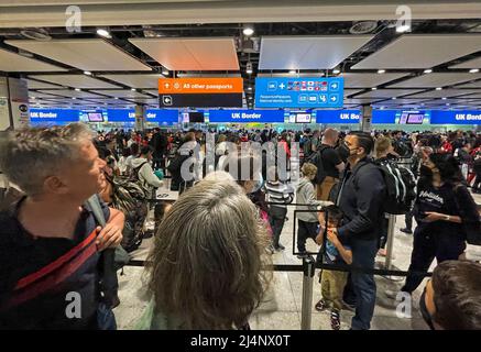 Londra, Regno Unito. 16th Apr 2022. Lunghe code, in quanto i passeggeri che ritornano nel Regno Unito attendono al controllo di frontiera al Terminal 2 dell'aeroporto di Heathrow la sera di sabato 17 aprile 2022. I villeggianti hanno goduto del primo fine settimana di Pasqua libero di Covid-restrizione in tre anni. Photo credit: Ben Cawthra/Sipa USA **NO UK SALES** Credit: Sipa USA/Alamy Live News Foto Stock