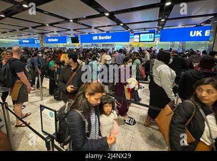 Londra, Regno Unito. 16th Apr 2022. Lunghe code, in quanto i passeggeri che ritornano nel Regno Unito attendono al controllo di frontiera al Terminal 2 dell'aeroporto di Heathrow la sera di sabato 17 aprile 2022. I villeggianti hanno goduto del primo fine settimana di Pasqua libero di Covid-restrizione in tre anni. Photo credit: Ben Cawthra/Sipa USA **NO UK SALES** Credit: Sipa USA/Alamy Live News Foto Stock