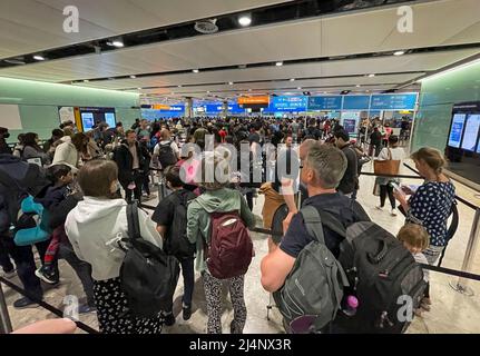 Londra, Regno Unito. 16th Apr 2022. Lunghe code, in quanto i passeggeri che ritornano nel Regno Unito attendono al controllo di frontiera al Terminal 2 dell'aeroporto di Heathrow la sera di sabato 17 aprile 2022. I villeggianti hanno goduto del primo fine settimana di Pasqua libero di Covid-restrizione in tre anni. Photo credit: Ben Cawthra/Sipa USA **NO UK SALES** Credit: Sipa USA/Alamy Live News Foto Stock