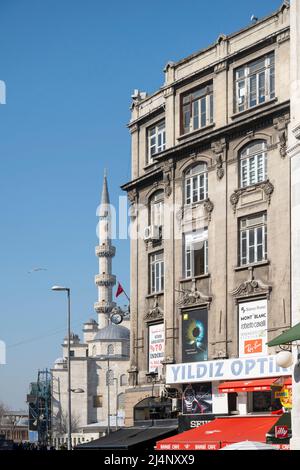 Türkei, Istanbul, Eminönü, Blick von der Bankacilar Sokak zur Yeni Cami Foto Stock