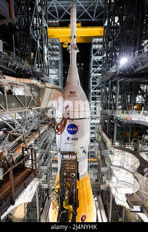 KENNEDY SPACE CENTER, FLORIDA, Stati Uniti d'America - 17 marzo 2022 - in questa prospettiva guardando in alto Bay 3 del Vehicle Assembly Building presso il Kennedy Space della NASA Foto Stock