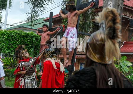 BOAC, Filippine - Aprile 2022: Partecipanti al Festival dei Moriones tenutosi durante la settimana Santa in BOAC il 17 Aprile 2022 a Marinduque, Filippine. Foto Stock