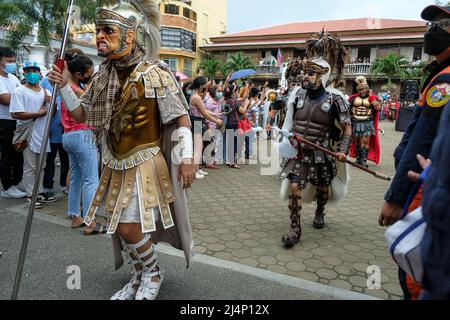 BOAC, Filippine - Aprile 2022: Partecipanti al Festival dei Moriones tenutosi durante la settimana Santa in BOAC il 17 Aprile 2022 a Marinduque, Filippine. Foto Stock