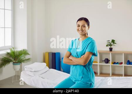 Ritratto di amichevole fiducioso professionale massaggiatore o chiropractor nel suo ufficio medico. Foto Stock