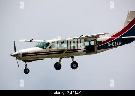 Cessna 208b Grand Caravan G-BZAH aereo leggero che scende a terra Foto Stock