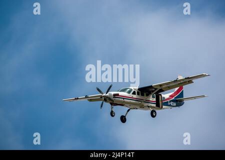 Cessna 208b Grand Caravan G-BZAH aereo leggero che scende a terra Foto Stock